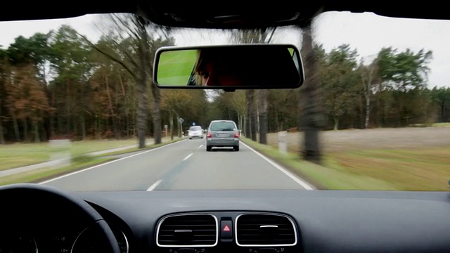 在乡村道路上行驶的汽车视频素材