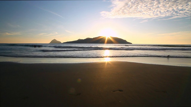 海滩日落与岛屿背景视频素材