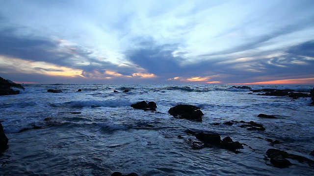 海浪撞击岩石，日落撞击云层视频素材