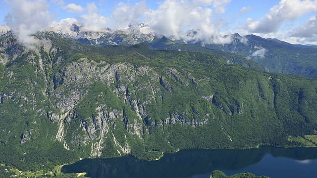 高清延时:高山之上的湖和云视频素材