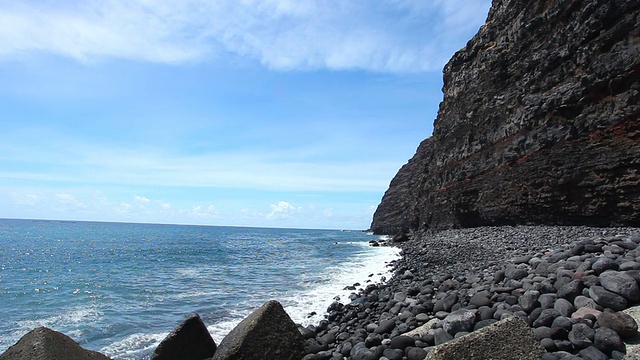 拉帕尔马的黑色火山海滩视频素材