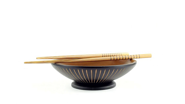 夹筷子的亚洲碗视频素材画面1