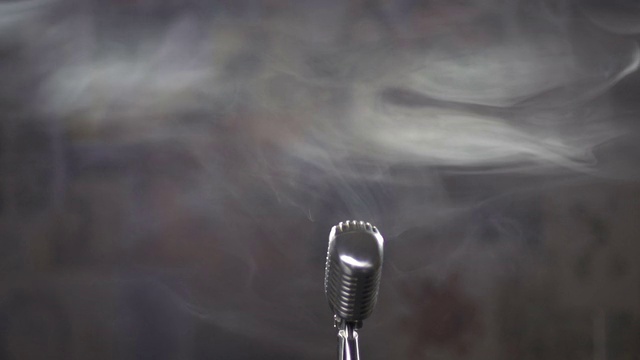 麦克风和烟视频素材画面1