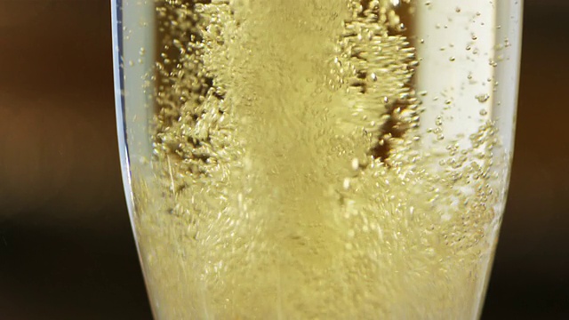 香槟气泡在玻璃-高速视频视频素材画面4