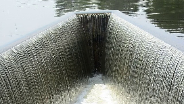 水流过坝视频素材