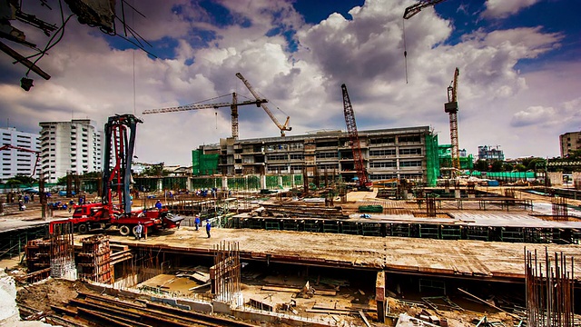 使用起重机在大型建筑工地工作视频素材