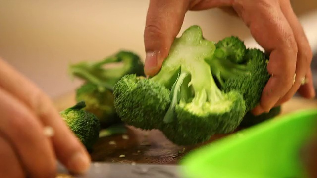 准备西兰花视频素材画面2