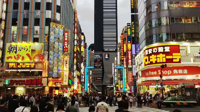 日本新宿的交通和行人过马路视频素材