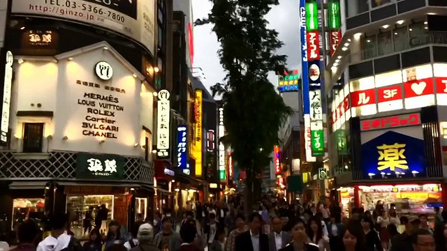 日本新宿的交通和行人过马路视频素材