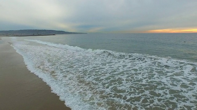 海洋和海浪在海滩上破碎的航拍。视频素材