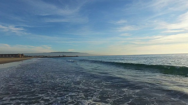 航拍一个风景优美的海滩海岸线在日落。视频素材