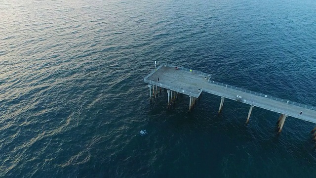 航拍海洋和海滨城市码头。视频素材