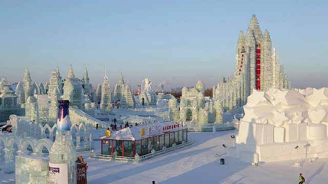 冰雕在哈尔滨冰雪节在黑龙江省，哈尔滨，中国视频素材画面3