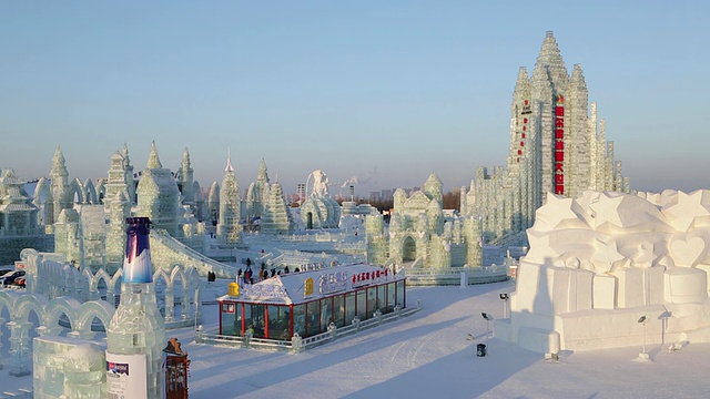 冰雕在哈尔滨冰雪节在黑龙江省，哈尔滨，中国视频素材画面4