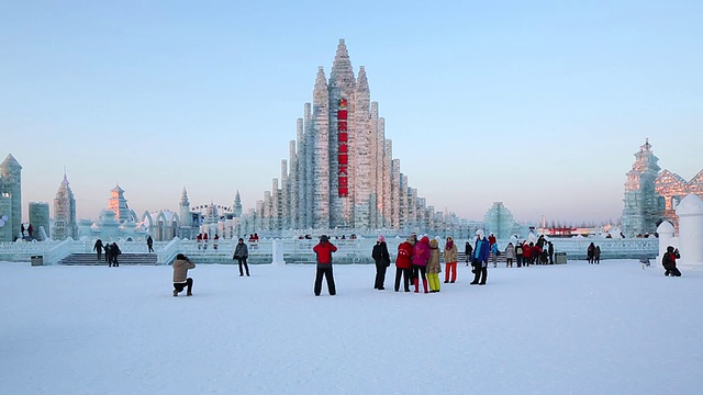冰雕在哈尔滨冰雪节在黑龙江省，哈尔滨，中国视频素材画面1