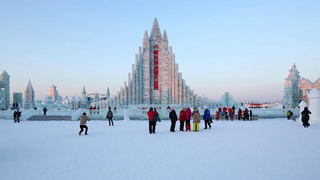 冰雕在哈尔滨冰雪节在黑龙江省，哈尔滨，中国视频素材画面2