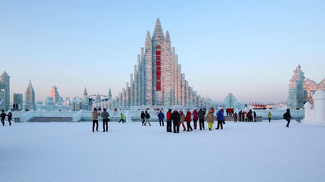 冰雕在哈尔滨冰雪节在黑龙江省，哈尔滨，中国视频素材画面3