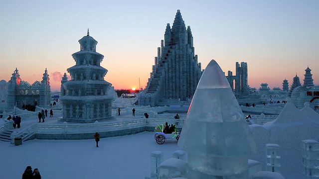 冰雕在哈尔滨冰雪节在黑龙江省，哈尔滨，中国视频素材画面1