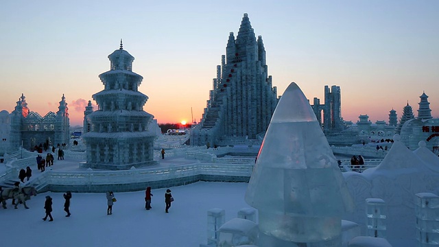冰雕在哈尔滨冰雪节在黑龙江省，哈尔滨，中国视频素材画面2
