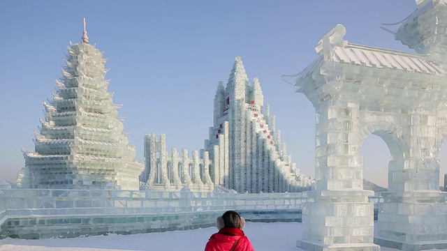冰雕在哈尔滨冰雪节在黑龙江省，哈尔滨，中国视频素材画面1