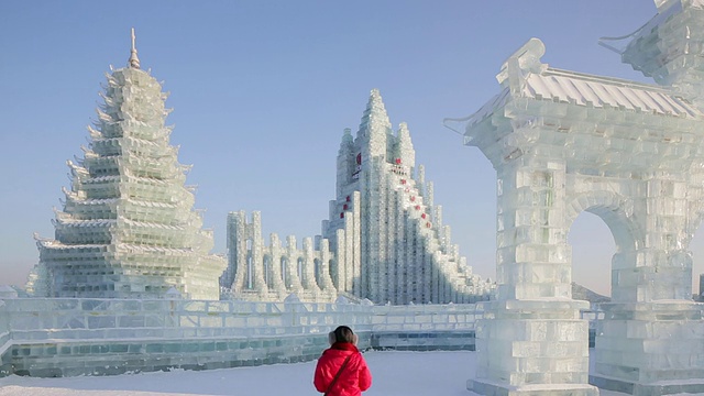 冰雕在哈尔滨冰雪节在黑龙江省，哈尔滨，中国视频素材画面2