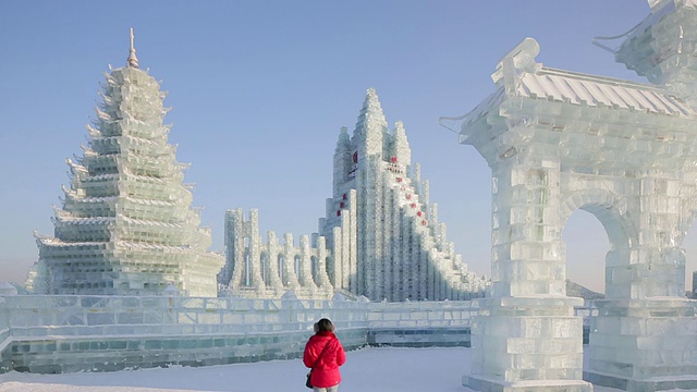 冰雕在哈尔滨冰雪节在黑龙江省，哈尔滨，中国视频素材画面3