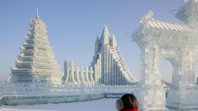 冰雕在哈尔滨冰雪节在黑龙江省，哈尔滨，中国视频素材画面4