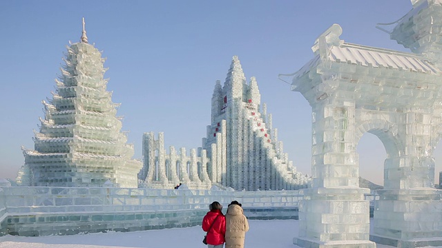 冰雕在哈尔滨冰雪节在黑龙江省，哈尔滨，中国视频素材画面1