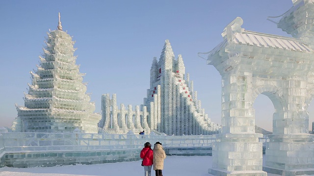 冰雕在哈尔滨冰雪节在黑龙江省，哈尔滨，中国视频素材画面2