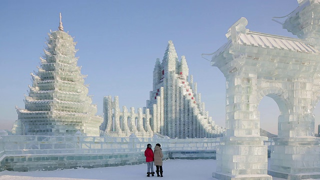 冰雕在哈尔滨冰雪节在黑龙江省，哈尔滨，中国视频素材画面3