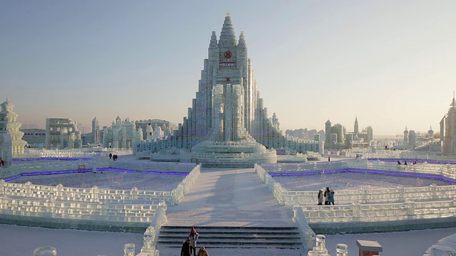 冰雕在哈尔滨冰雪节在黑龙江省，哈尔滨，中国视频素材画面1