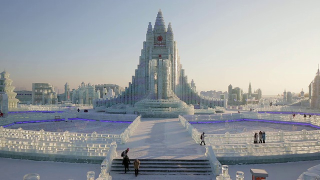 冰雕在哈尔滨冰雪节在黑龙江省，哈尔滨，中国视频素材画面3