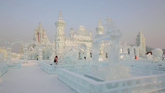 冰雕在哈尔滨冰雪节在黑龙江省，哈尔滨，中国视频素材画面1