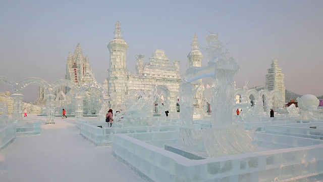 冰雕在哈尔滨冰雪节在黑龙江省，哈尔滨，中国视频素材画面3