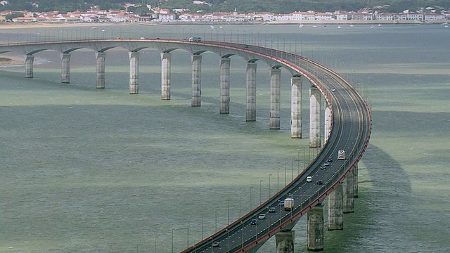 WS AERIAL TS拍摄在桥上行驶的汽车/ Poitou Charentes，法国视频素材