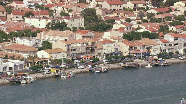 这是法国朗格多克鲁西永港(Port La Nouvelle)海滩上的房屋视频素材