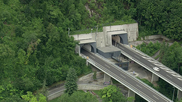 WS AERIAL ZI拍摄的汽车在高速公路上通过的隧道，蒙特勒/沃，瑞士视频素材