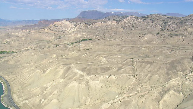 WS鸟瞰图沙漠山脉和道路/怀俄明州，美国视频素材