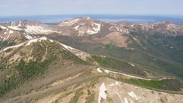 黄石湖前的最后一个山峰的WS鸟瞰图是雪崩峰/怀俄明州，美国视频素材