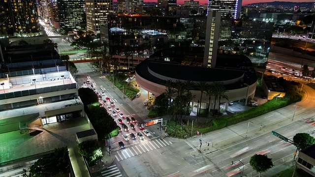 从白天到夜晚的洛杉矶市区天际线和高速公路全景视频素材