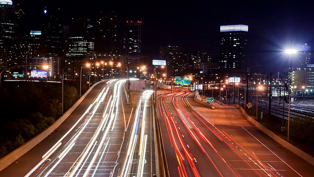 76号州际公路上的夜景，背景是费城视频素材