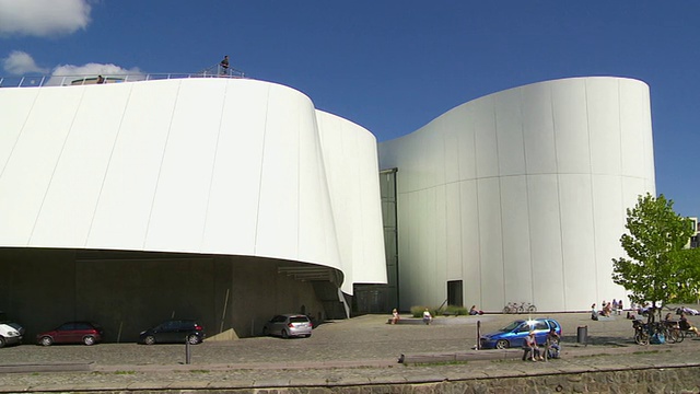 PAN ozaneum (Deutsches Meeresmuseum, German Oceanographic Museum)位于斯特拉尔松港视频素材