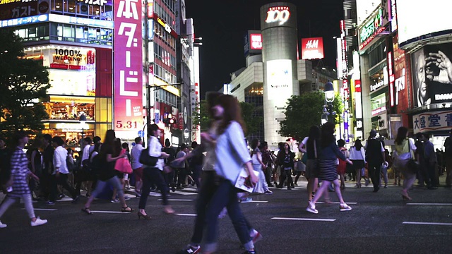 日本涩谷的人们正在过马路视频素材