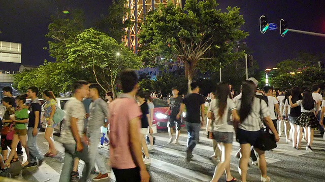 广州市夜间行人在斑马线上行走，实时拍摄。视频素材