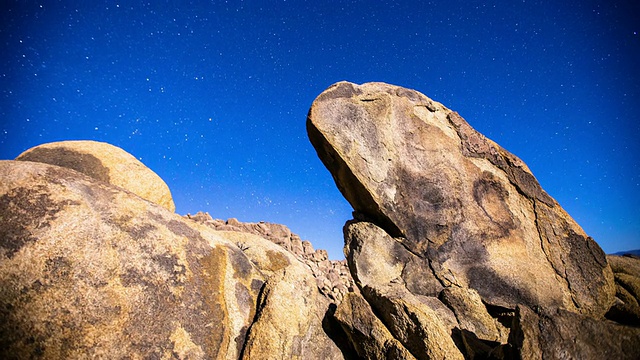 星星和月光在岩石形成中的时间流逝视频素材