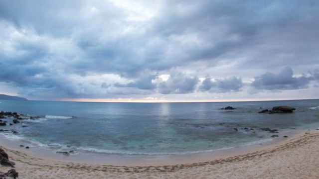 夏威夷哈雷瓦附近的热带海滩上的日落视频素材