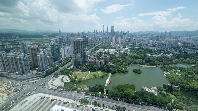 全景天际线，建筑和交通在深圳，时间流逝。视频素材