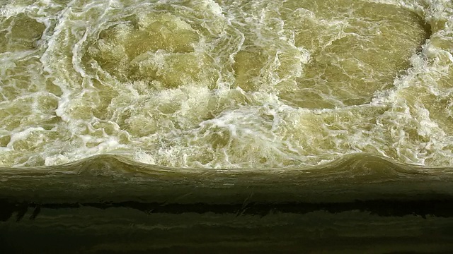 水通过拦河坝大坝特写视频素材