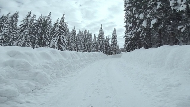 在雪山路上开车视频素材