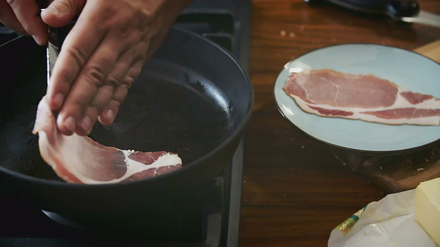 在平底锅里烤培根视频素材